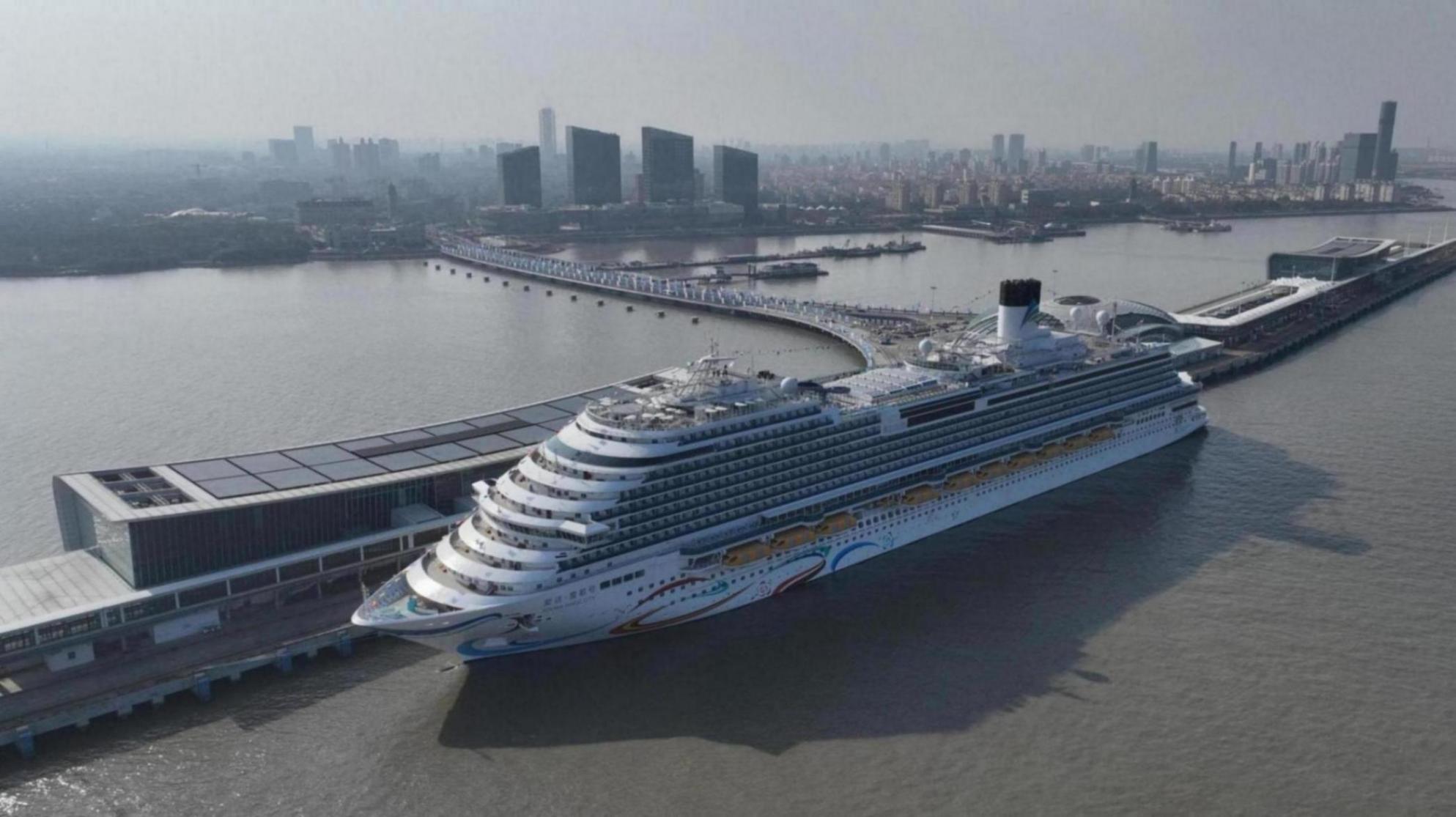 國產首艘大型郵輪愛達·魔都號順利完成首航