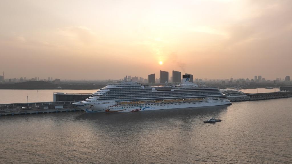 國產首艘大型郵輪愛達·魔都號順利完成首航