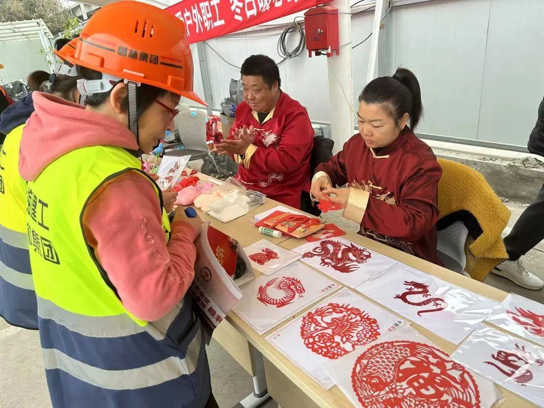 一瓶暖飲、一片暖貼……他們?yōu)樾靺R濱江建設者搭起“心”的暖房