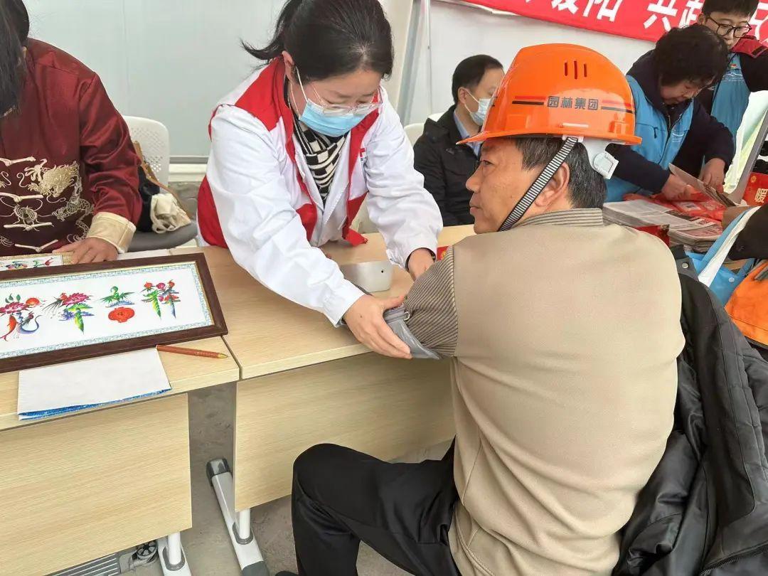 一瓶暖飲、一片暖貼……他們?yōu)樾靺R濱江建設者搭起“心”的暖房