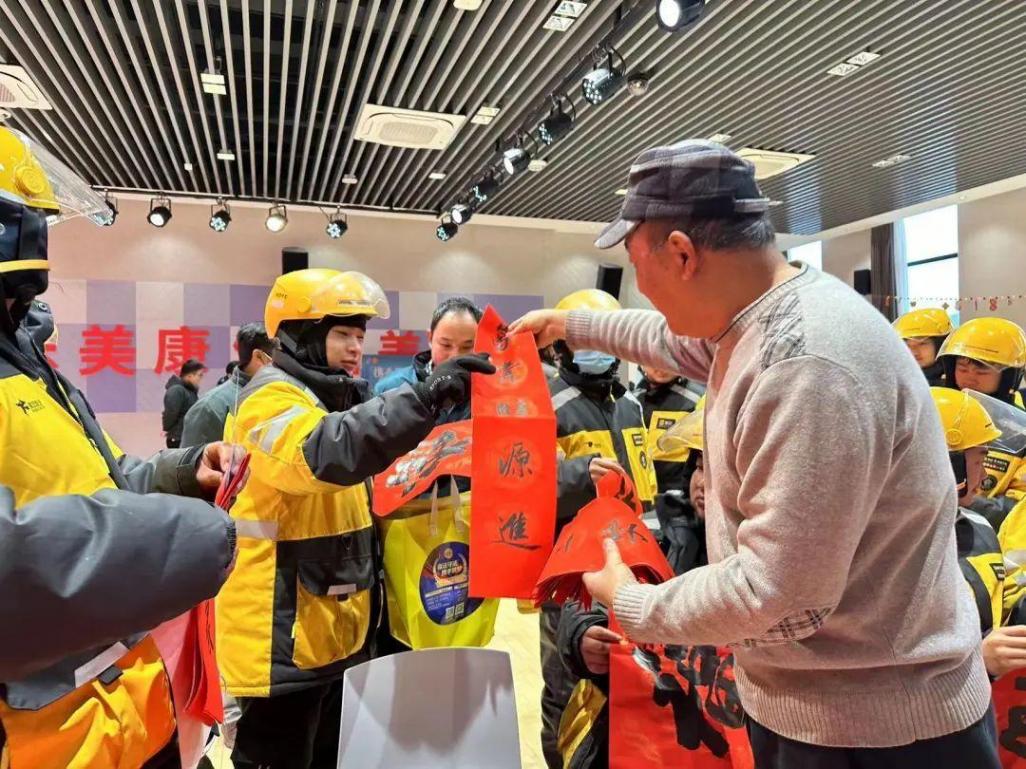 一瓶暖飲、一片暖貼……他們?yōu)樾靺R濱江建設者搭起“心”的暖房