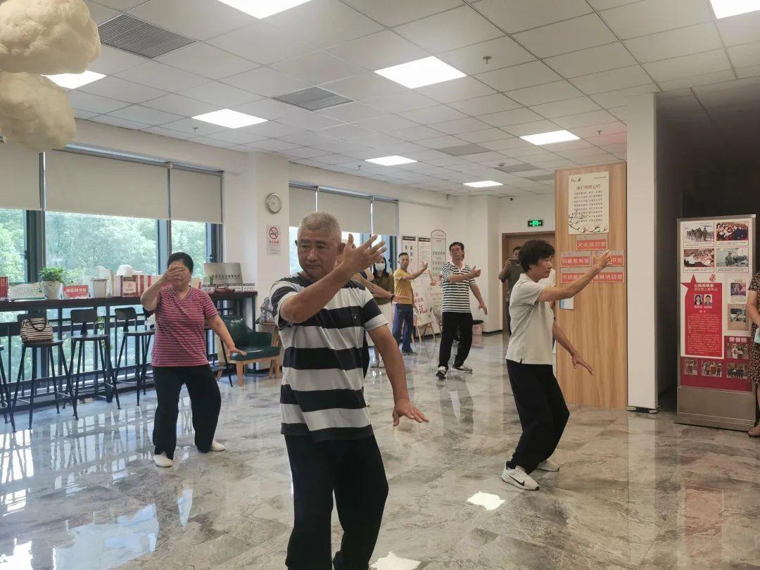 他們在“四百”走訪中織就溫情社區網絡