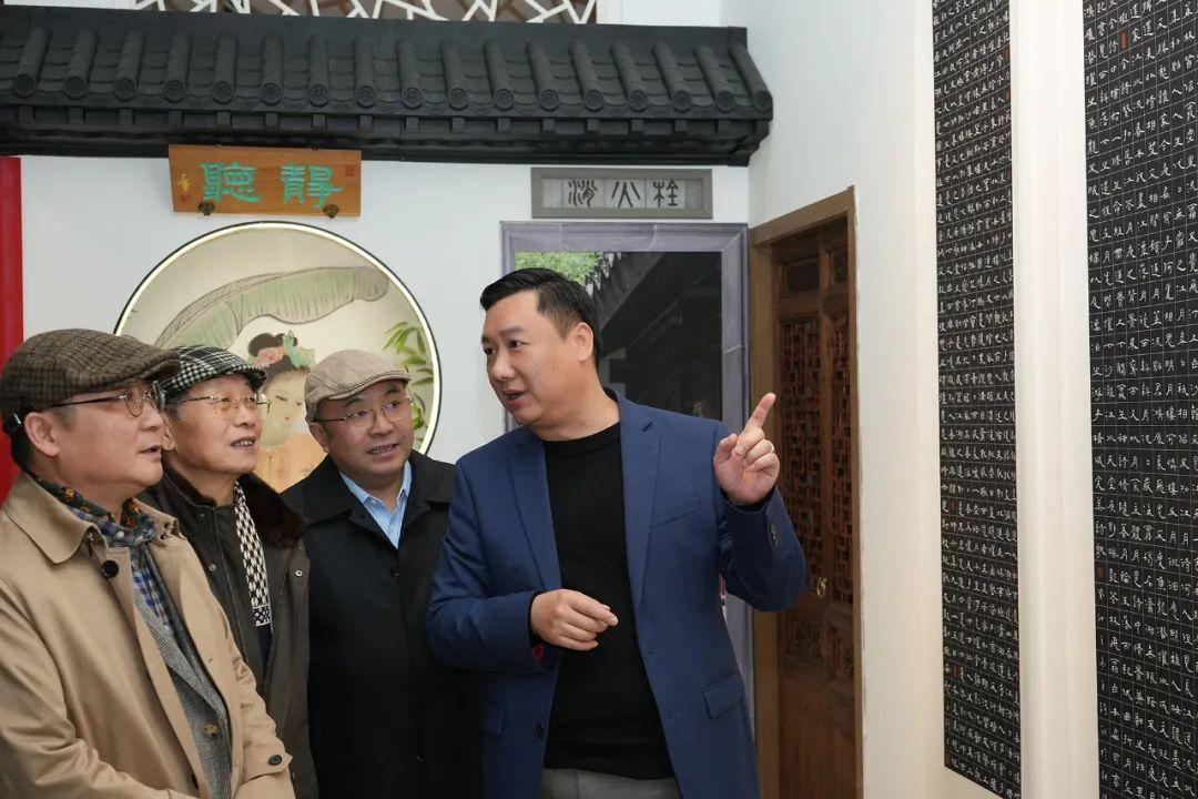 欣欣向“龍”,商店里的傳統(tǒng)藝術(shù)“中國(guó)年”,海派畫家迎春小品展“妙羽佳畫”在上海友誼商店開幕