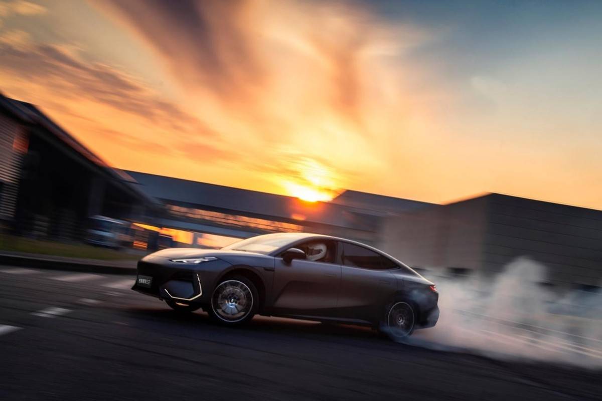 吉利銀河E8兩驅(qū)龍騰版+四驅(qū)龍騰版正式發(fā)布 售價16.58萬起