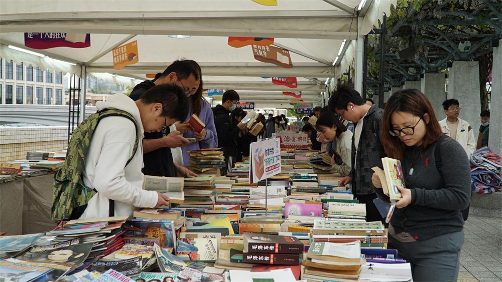 坐書香巴士到蘇州河逛舊書市集,上海書展淘書樂升級版