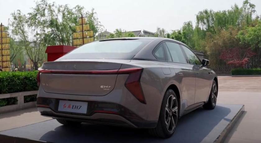 中大型純電轎車紅旗EH7濟南正式上市
