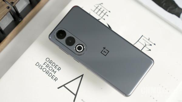 預算2000元想要玻璃后蓋?那你只能選這款手機了