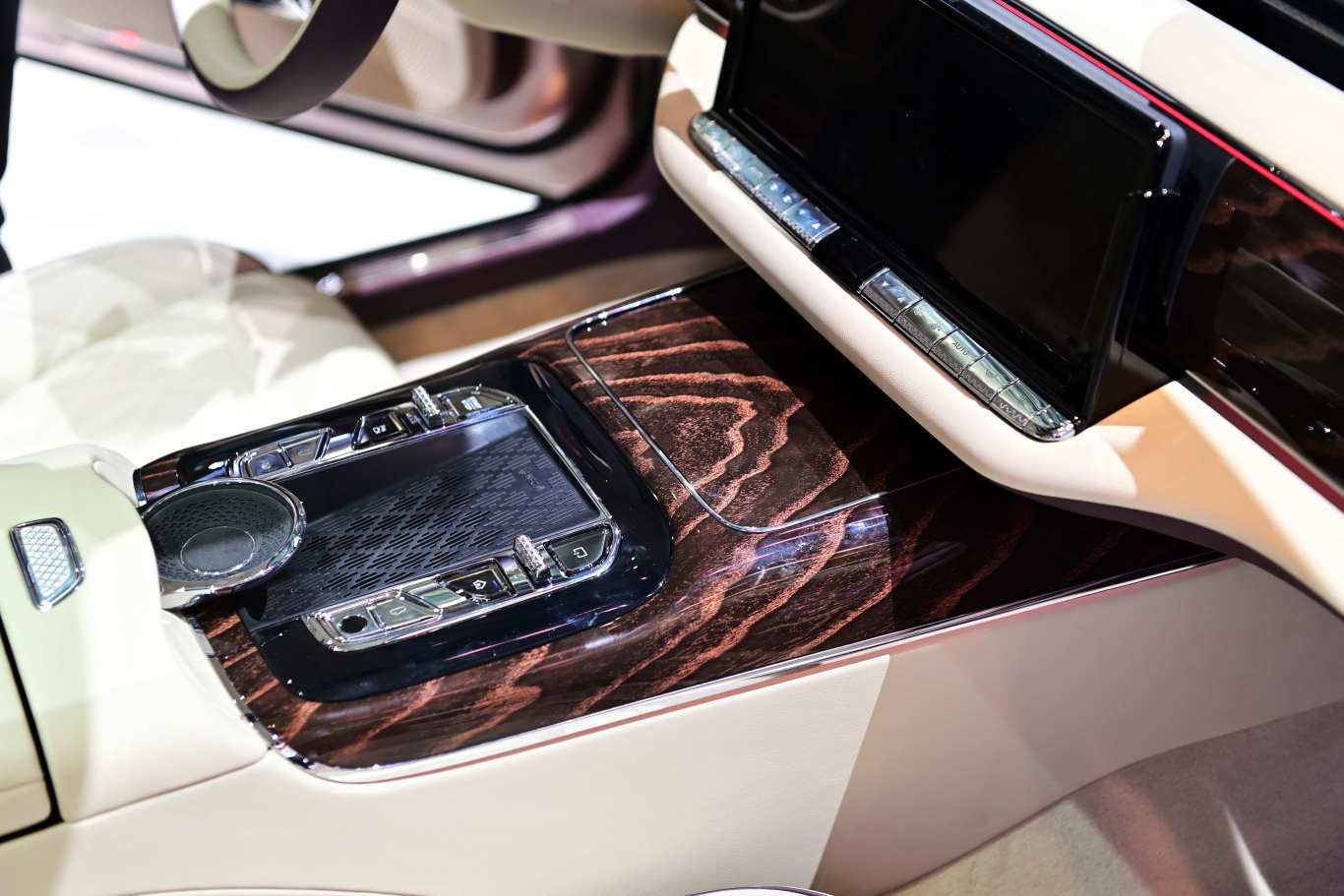 2024北京車展 | 紅旗“國雅”,你成功吸引了我的注意!