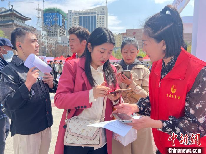 青海:“線上”直播帶崗+“線下”現場招聘 吸引1萬余名求職者