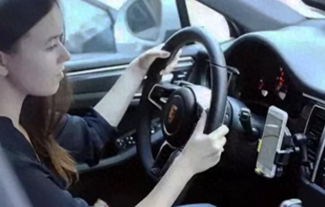 駕駛導航新式的用法出來了,僅需2秒,路況同步顯現到車玻璃