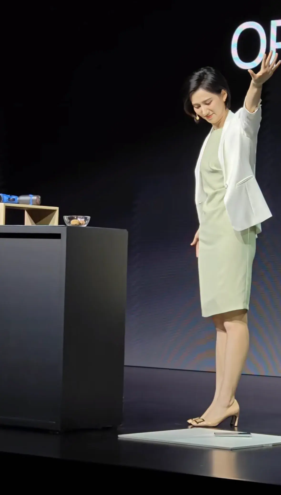 絕了!oppo高跟鞋名場面后續,手機銷量激增,網友:我買還不行嗎