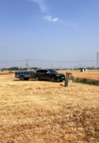 河南男子開問界M9拉麥子 網友:打敗拖拉機的是跨界 也可能是問界