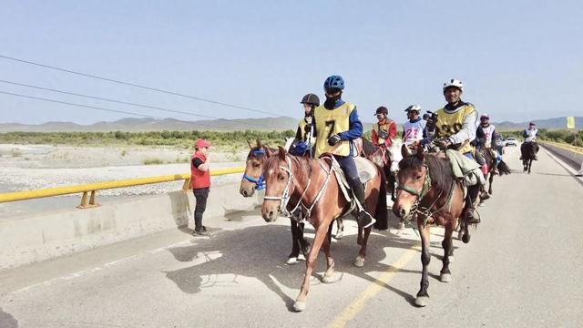 賽程第三日:云端草原上的耐力之戰(zhàn) 溫情與榮耀同框