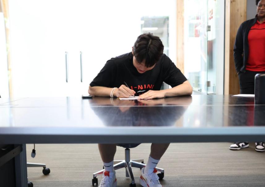 終于登陸NBA了!開拓者正式官宣簽下楊瀚森:第一年年薪超3100萬