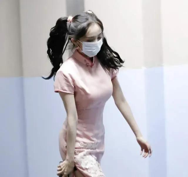 楊冪陷母女\"雌競(jìng)\"!雙馬尾背影引爆爭(zhēng)議:親媽和女兒比誰(shuí)更\"幼\"?