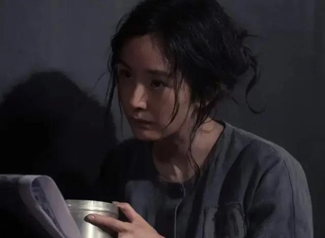楊冪陷母女\"雌競(jìng)\"!雙馬尾背影引爆爭(zhēng)議:親媽和女兒比誰(shuí)更\"幼\"?