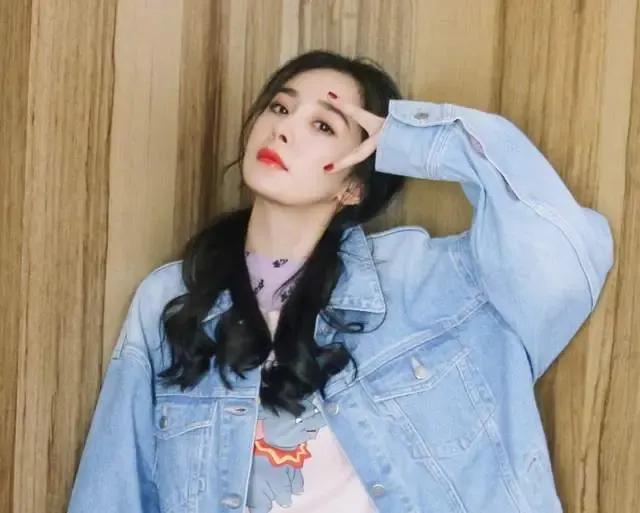 楊冪陷母女\"雌競(jìng)\"!雙馬尾背影引爆爭(zhēng)議:親媽和女兒比誰(shuí)更\"幼\"?