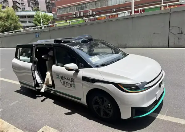 網(wǎng)友體驗(yàn)蘿卜快跑自動(dòng)駕駛租車：一天88元 不用駕照、不限里程