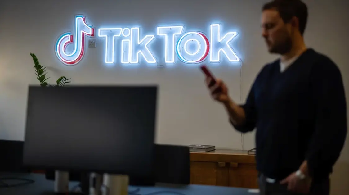 英國《網絡安全法》生效后,TikTok轉向AI審核引發爭議 TikTok