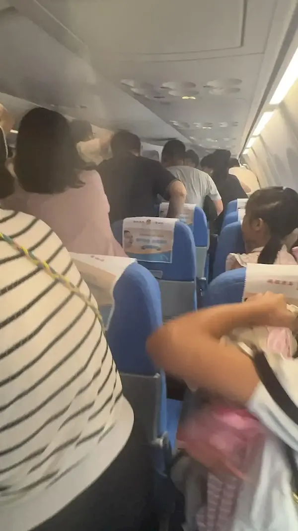 廈門航空通報旅客充電寶起飛前突然冒煙 未對飛機造成損傷
