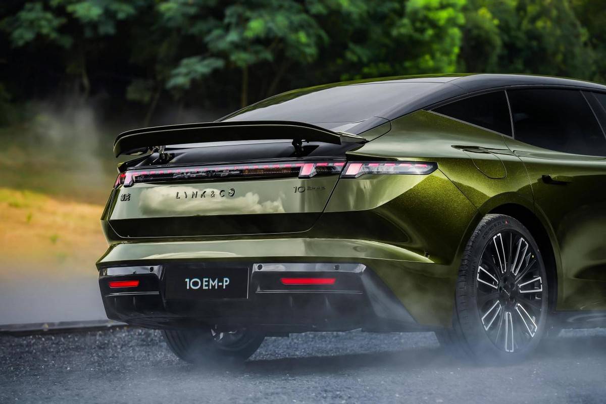 “給你點顏色看看”,16萬級智能電混四驅轎車來攪局了