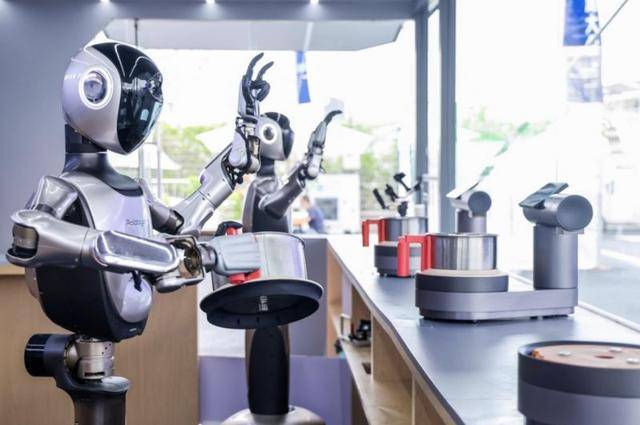 外灘大會“機器人+”吸睛,具身智能“小腦”漸熟“大腦”競賽啟幕