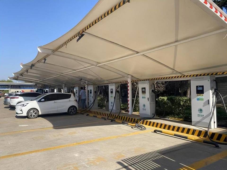 充電速度堪比加油,電動(dòng)車馬上“無(wú)敵”了?大城市車主怕笑不出來(lái)