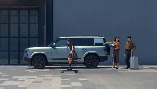 17.98萬,又一款硬派SUV上市,標配電吸尾門+小書包,可選無人機