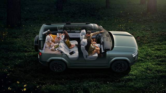 17.98萬,又一款硬派SUV上市,標配電吸尾門+小書包,可選無人機