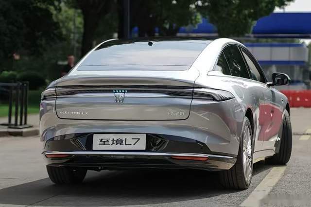 別克至境L7首秀 增程動(dòng)力設(shè)計(jì) 瞄準(zhǔn)中大型車市場(chǎng) 綜合續(xù)航1420公里