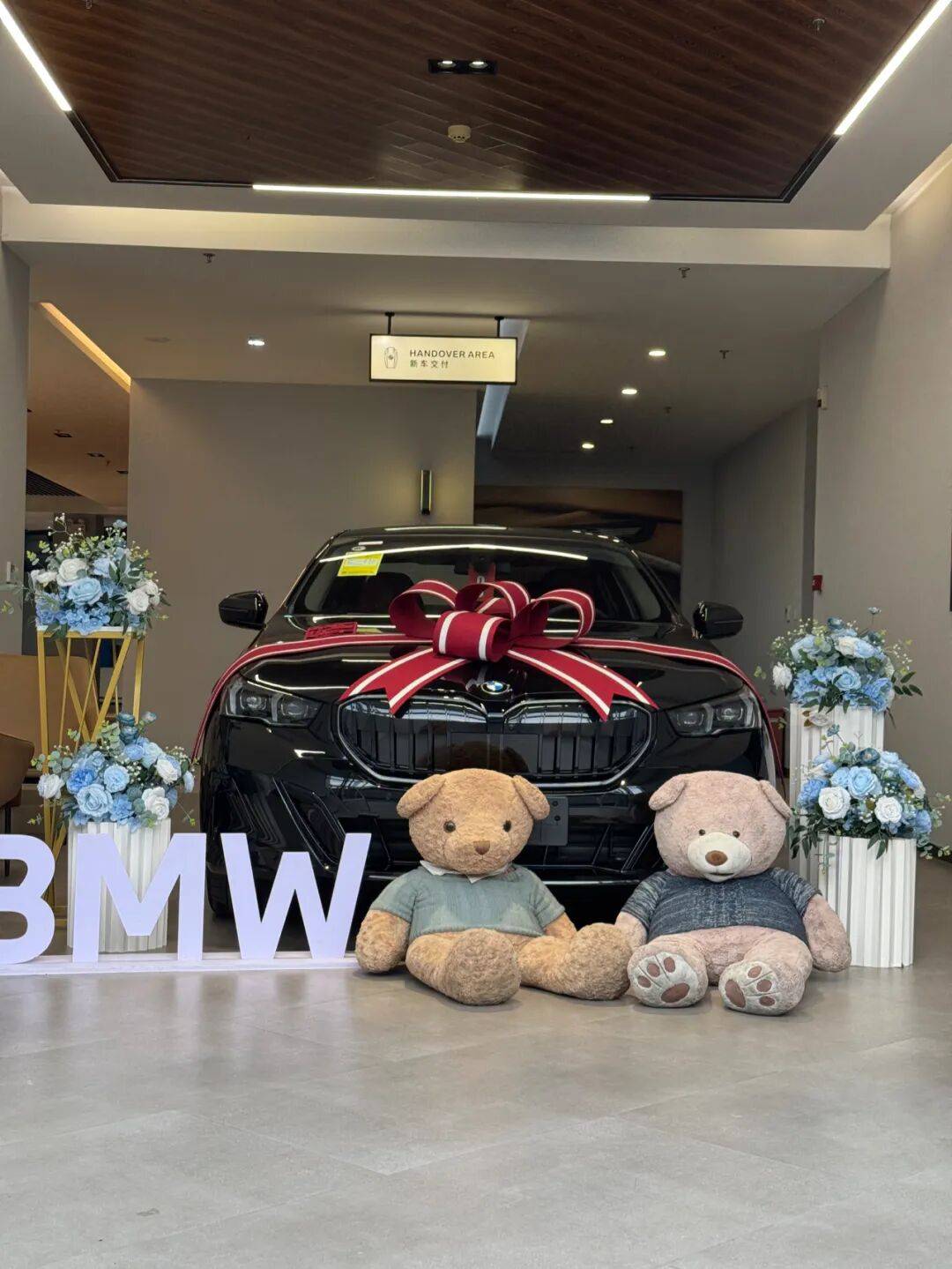 2026款寶馬5系到店,寶石青回歸,首批車主已提車!