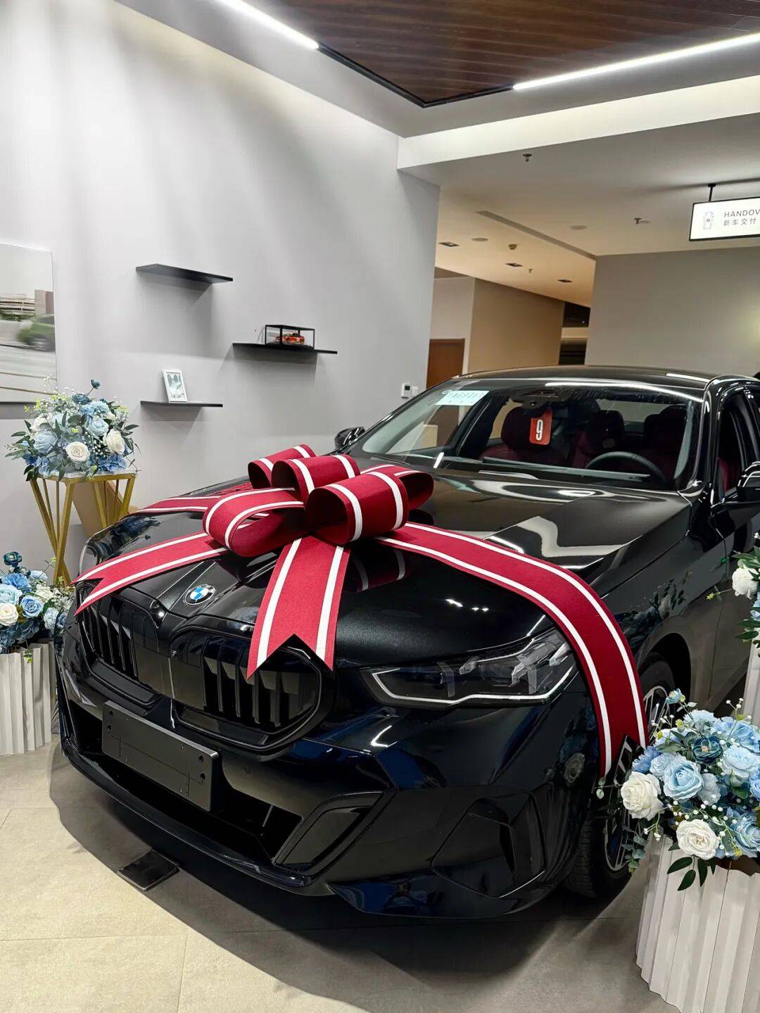 2026款寶馬5系到店,寶石青回歸,首批車主已提車!