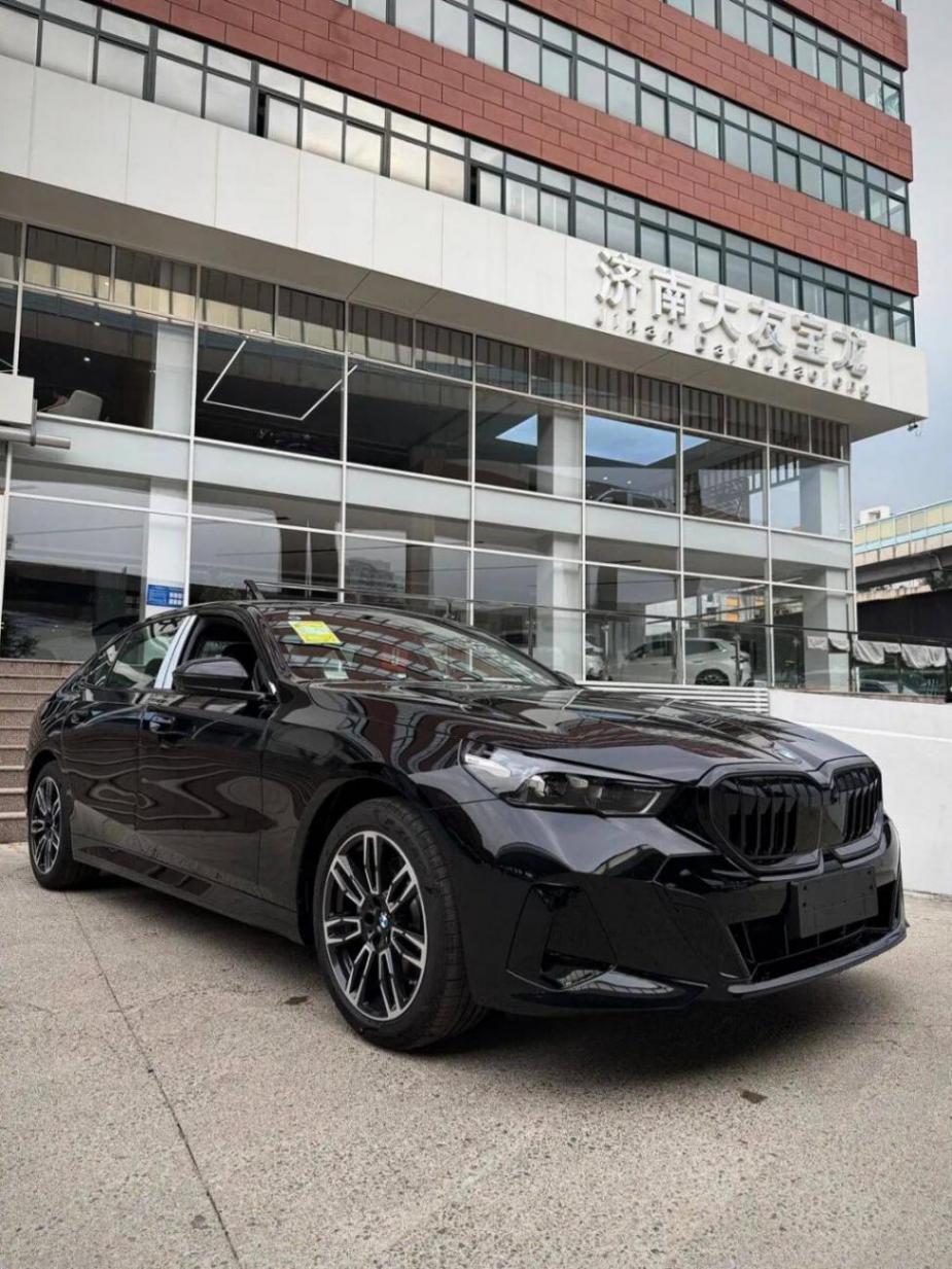 2026款寶馬5系到店,寶石青回歸,首批車主已提車!