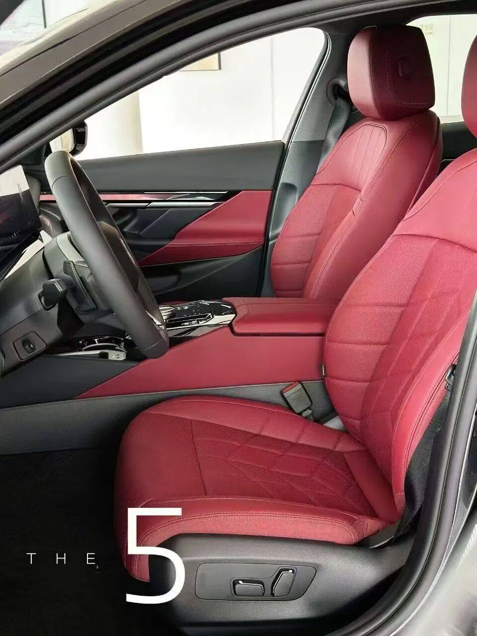 2026款寶馬5系到店,寶石青回歸,首批車主已提車!