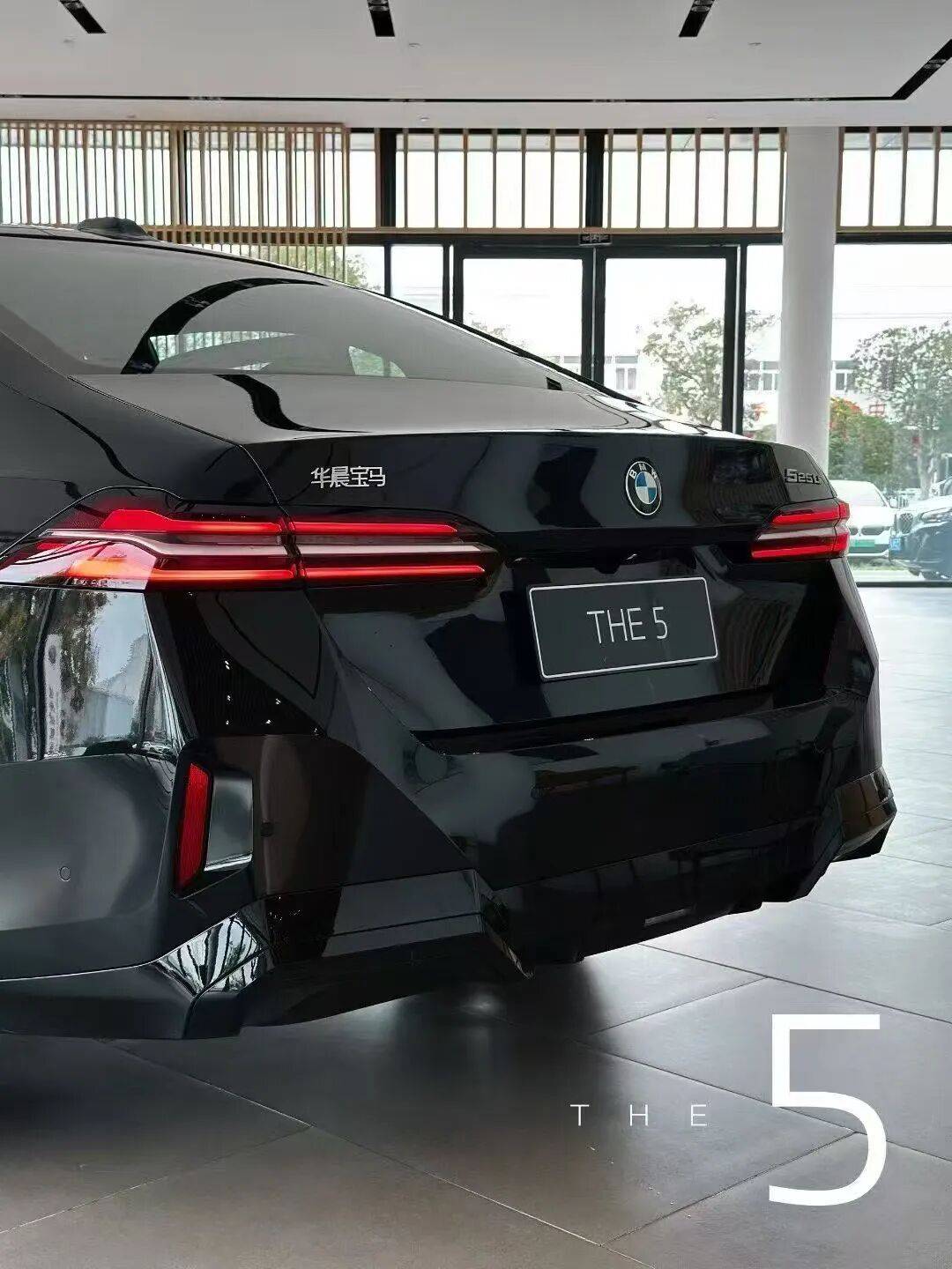 2026款寶馬5系到店,寶石青回歸,首批車主已提車!