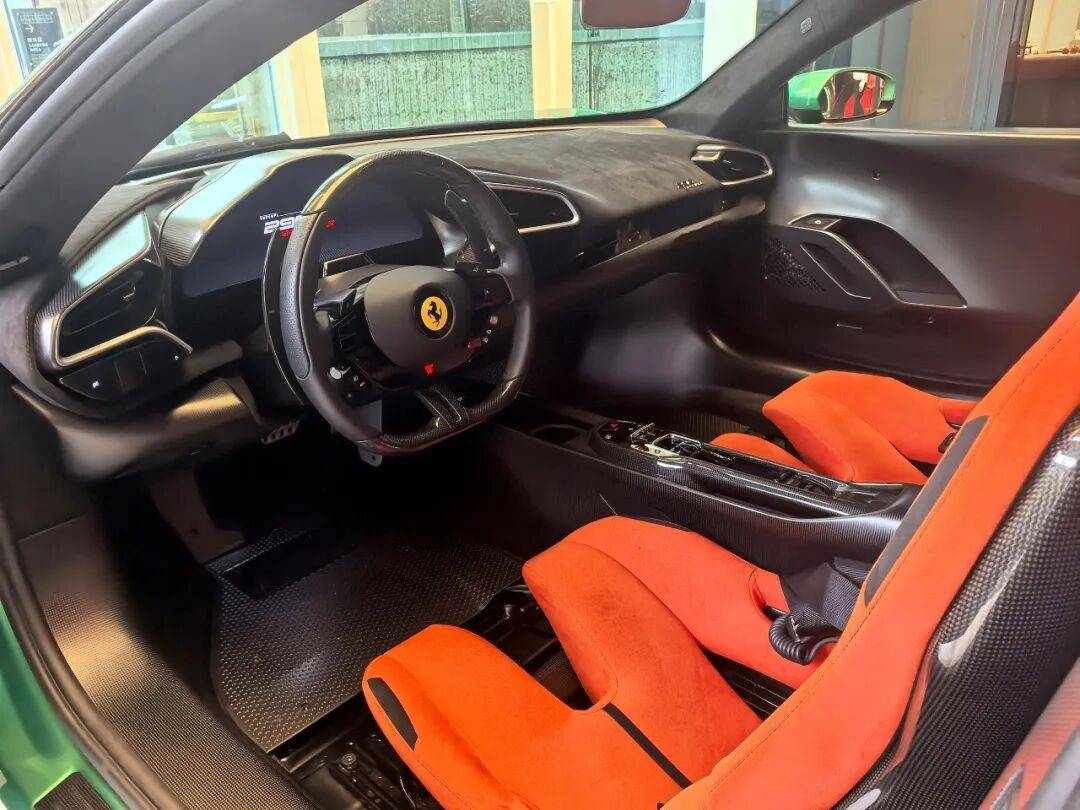 法拉利296 Speciale承襲法拉利Challenge Stradale、法拉利430 Scuderia、法拉利458 Speciale與法拉利488 Pista等特別版車型的精髓