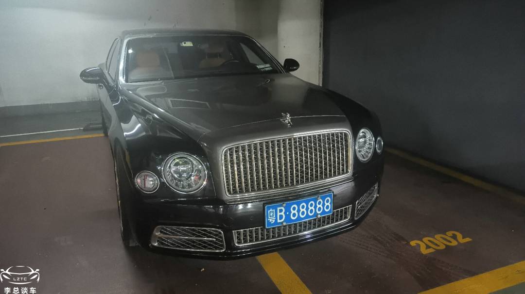 坐勞斯萊斯里,偶遇粵B88888,網(wǎng)友:有比這更狠的賓利嗎?