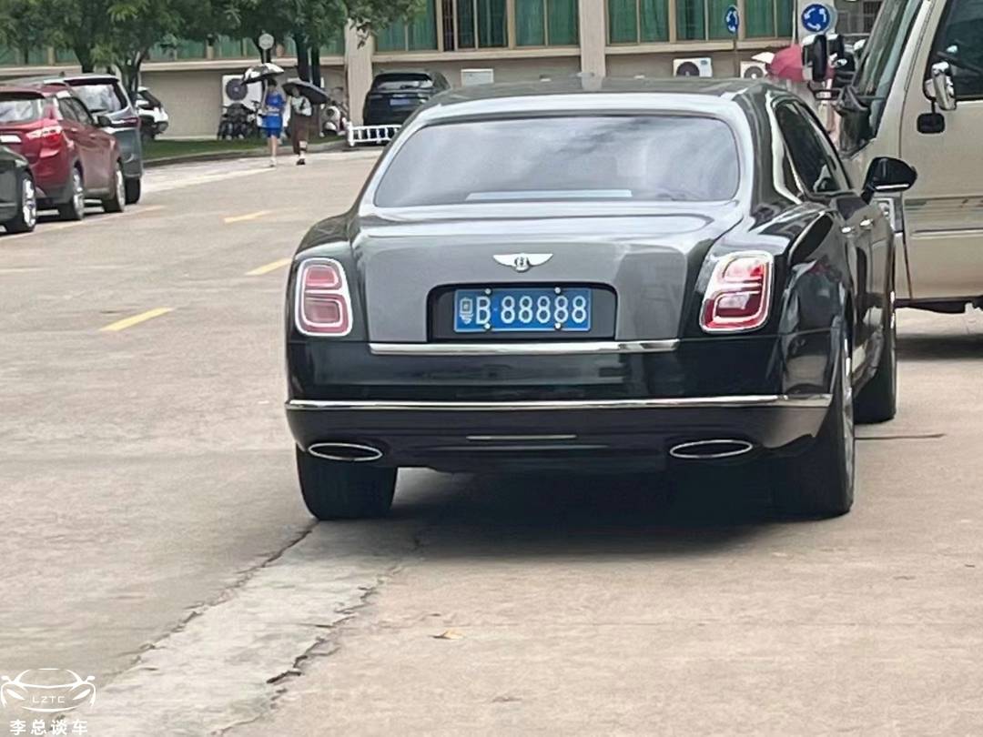 坐勞斯萊斯里,偶遇粵B88888,網(wǎng)友:有比這更狠的賓利嗎?