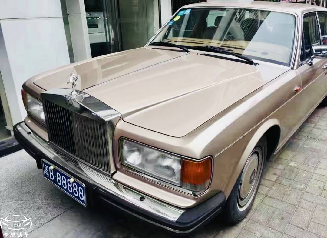 坐勞斯萊斯里,偶遇粵B88888,網(wǎng)友:有比這更狠的賓利嗎?