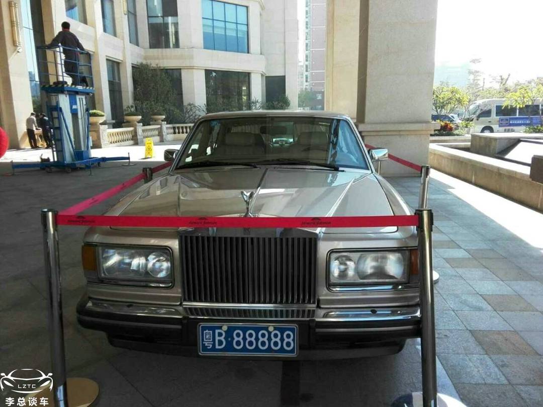 坐勞斯萊斯里,偶遇粵B88888,網(wǎng)友:有比這更狠的賓利嗎?