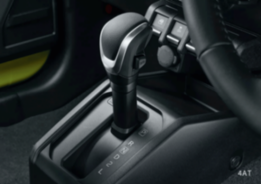 那么,話說回來,哪些新車更值得消費(fèi)者關(guān)注?在10萬級(jí)燃油SUV市場(chǎng)中,有兩款車型值得關(guān)注,一款是剛剛上市的新款長(zhǎng)安CS75 PRO,一款是吉利博越。接下來,我們看看這兩款車型都有啥特點(diǎn),對(duì)于家庭用戶來說,選誰更劃算?