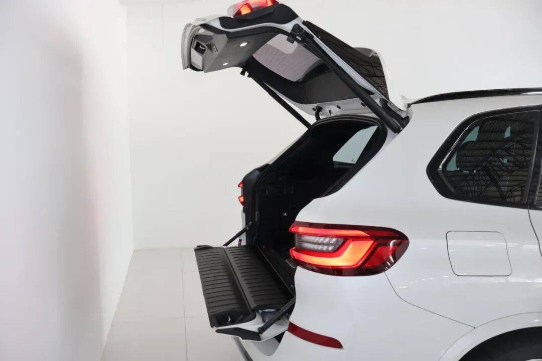 再見“天地門”?下一代寶馬X5或?qū)⒎艞壏煮w式尾門