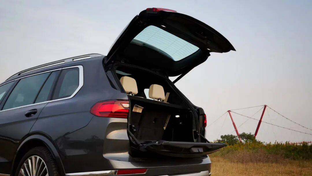 再見“天地門”?下一代寶馬X5或?qū)⒎艞壏煮w式尾門