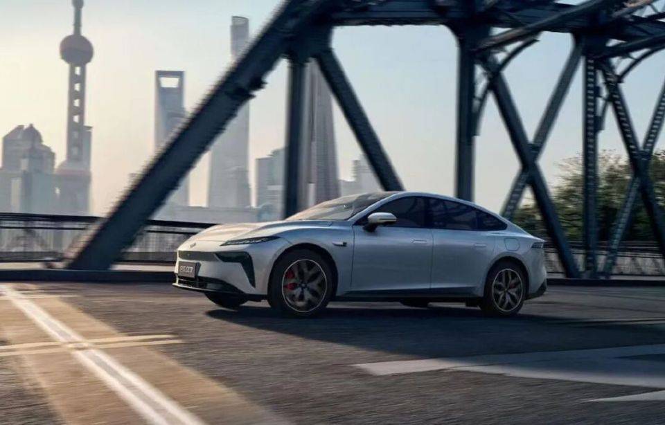 比肩奔馳CLA!2025款eπ007登陸新加坡,全球汽車市場(chǎng)的中國(guó)震撼