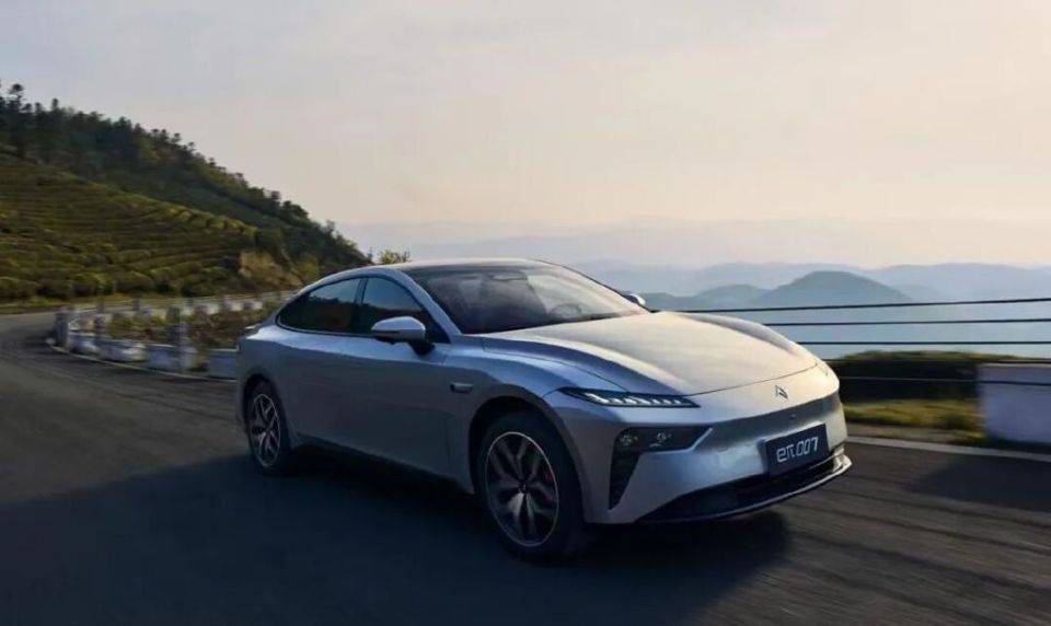 比肩奔馳CLA!2025款eπ007登陸新加坡,全球汽車市場(chǎng)的中國(guó)震撼