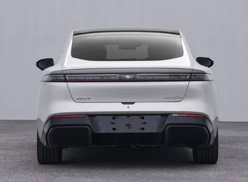 比肩奔馳CLA!2025款eπ007登陸新加坡,全球汽車市場(chǎng)的中國(guó)震撼