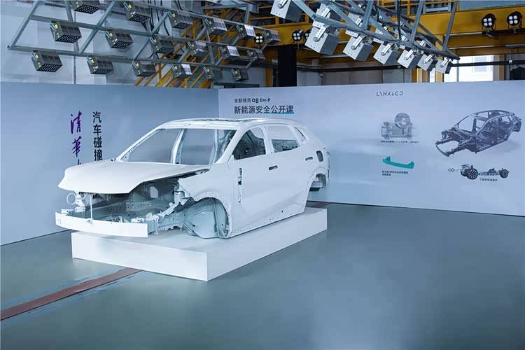 清華最新汽車安全教具,領(lǐng)克08的白車身默默為行業(yè)發(fā)展作貢獻(xiàn)