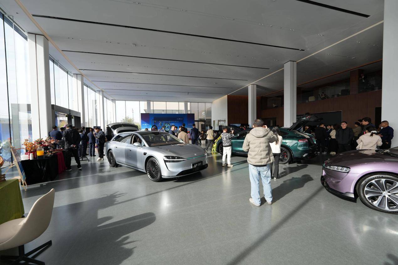 七店同開,年底集齊30家,鴻蒙智行兩周年玩矩陣