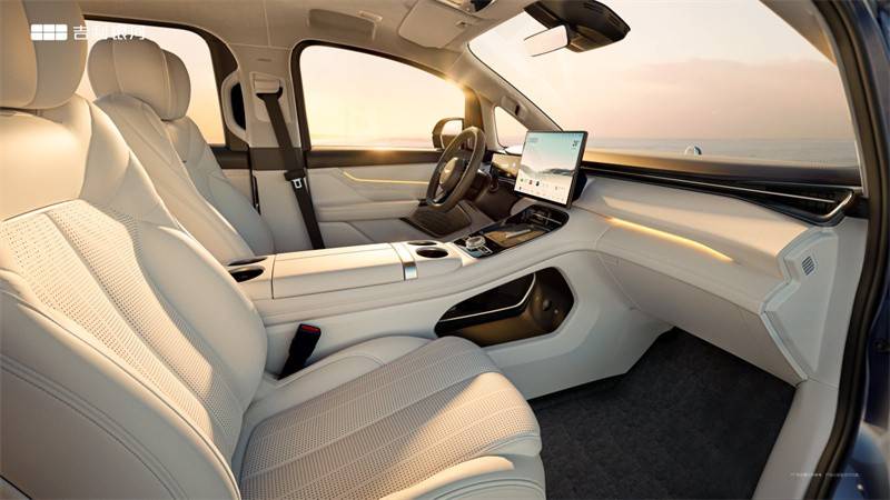 吉利銀河V900通過(guò)AI賦能重新定義為“先進(jìn)”體驗(yàn),并精準(zhǔn)嵌入一個(gè)高價(jià)值產(chǎn)品(旗艦MPV)中