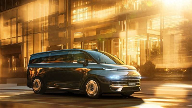 吉利銀河V900通過(guò)AI賦能重新定義為“先進(jìn)”體驗(yàn),并精準(zhǔn)嵌入一個(gè)高價(jià)值產(chǎn)品(旗艦MPV)中